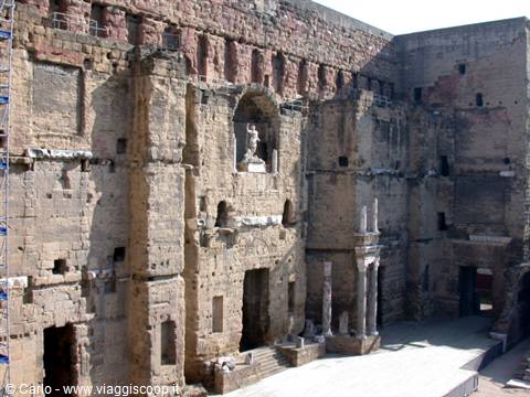 Roman theatre of Orange: stone stage wall with columns and statue niche