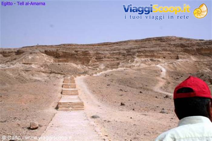 Tell al-Amarna: stone staircase in the desert, man in red cap