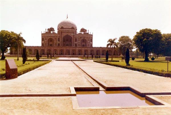 Humayun's Tomb in Delhi, white dome above the dry fountain avenue