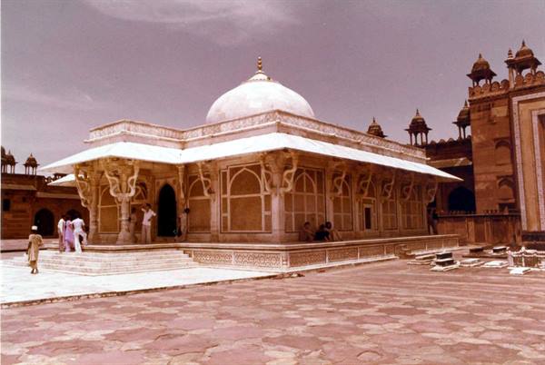 White marble tomb of Salim Chishti at Fatehpur Sikri, visitors walking nearby