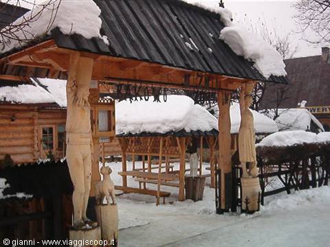 Necessity, imagination and art in the wood culture.