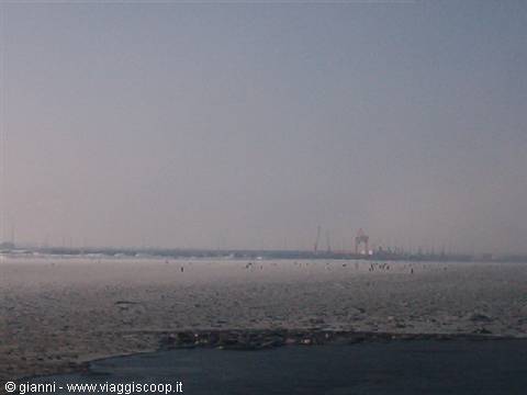 Tallinn: fishermen on the ice
