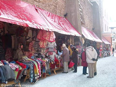 Tallinn: Old Town, the little market at minus eight.