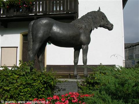 Ebbs: monument to the Haflinger horse