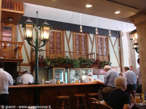 Montevideo: detail of a restaurant on Avenida 18 de Julio.