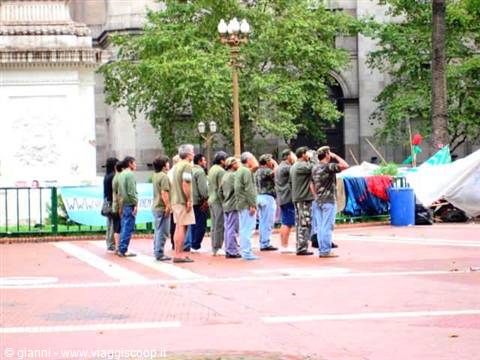 6.00 pm: flag lowering in front of the Casa Rosada, orderly protest.