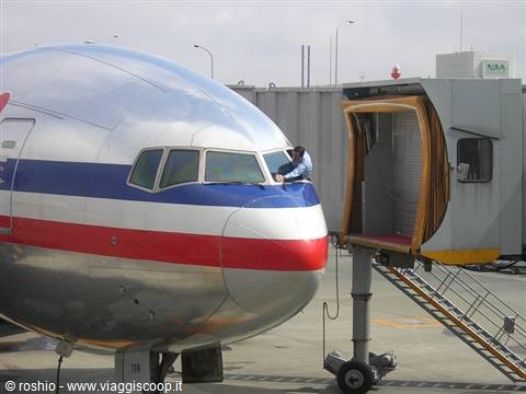 Narita Airport in Tokyo - Japanese technology for cleaning aircraft windows