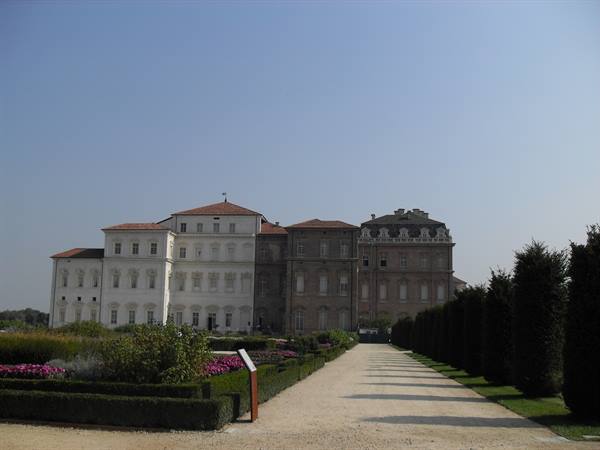 Reggia di Venaria Reale: gravel path between hedges and flowerbeds toward the palace