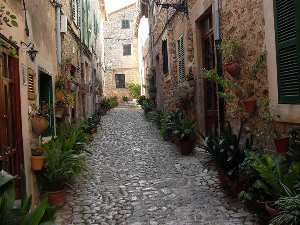 the alleys of Valldemossa
