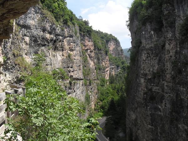 the path towards San Romedio
