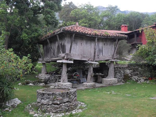 horreo...typical construction