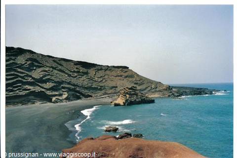 El Golfo black beach