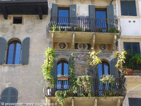 frescoes in piazza delle Erbe