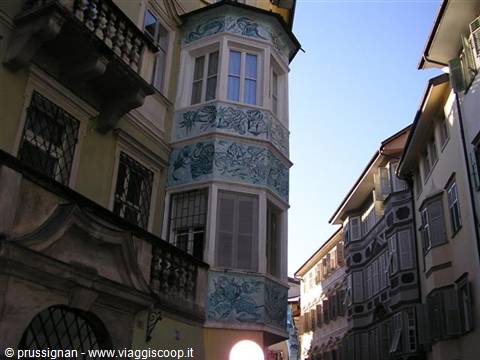 Corner house with painted oriel balcony in Trento old town