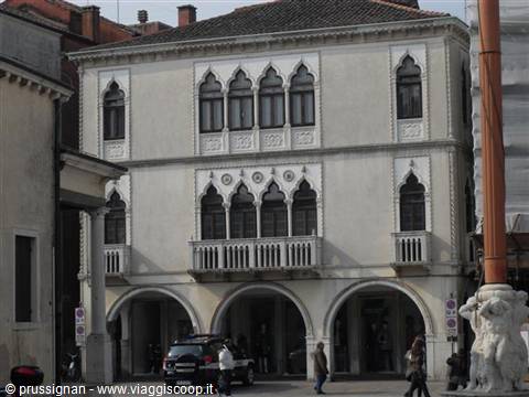 Venetian Gothic palace with triple windows and arcades in Treviso square