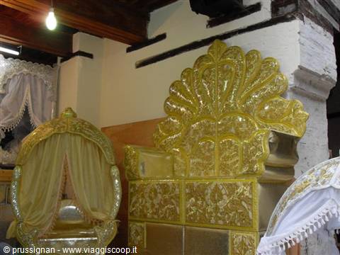 the throne for the newlyweds