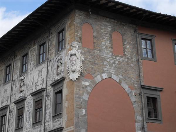Sgraffito facade with marble coat of arms on the corner, Piazza dei Cavalieri, Pisa