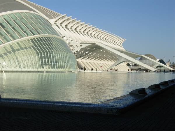 Museu de les Ciències in Valencia, Calatrava's white concrete structures reflected in the pool