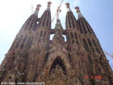 Sagrada Família in Barcelona: stone spires with cranes against blue sky
