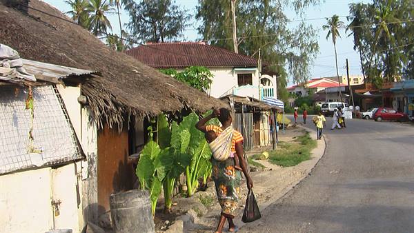 Watamu: Mother with children on her back