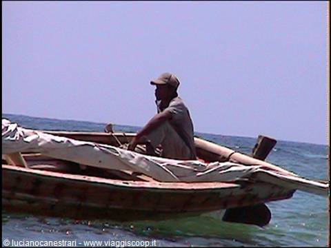 Watamu: fisherman on the dhow