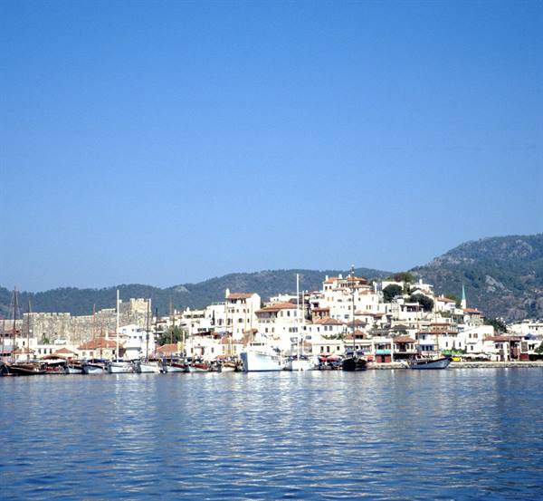 Marmaris: boats moored at the harbor in front of white houses under blue sky