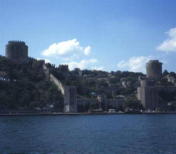 Rumeli Hisarı towers above the Bosphorus, boats along the shore
