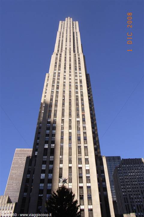 Limestone skyscraper against blue sky, Rockefeller Center in New York