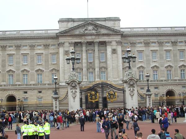 Crowd of tourists in front of Buckingham Palace gates in London