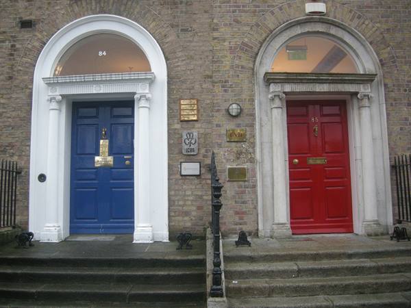 Classic colored doors.... Red and Blue... even in Dublin a bit of Genoa :o)