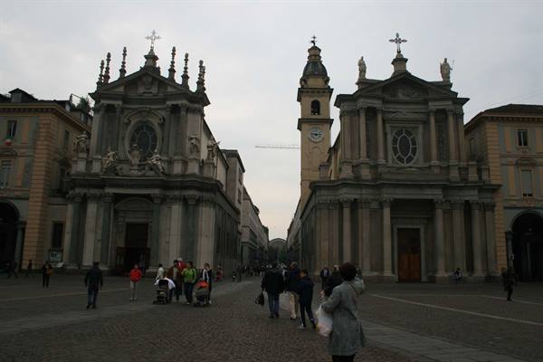 Piazza San Carlo in Turin, tourists walking in front of the twin baroque churches