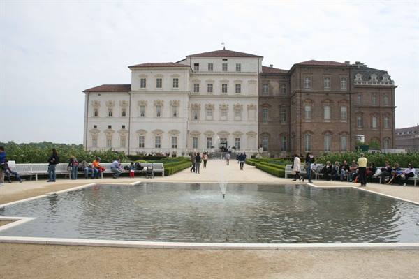 Reggia di Venaria Reale: baroque facade, fountain and visitors in the gardens