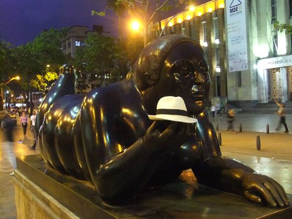 Bronze Botero sculpture wearing a white hat, Plaza Botero, Medellín
