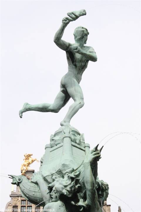 Green bronze statue of Brabo throwing a hand, Antwerp fountain
