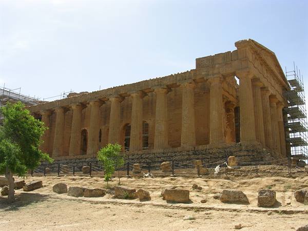 Temple of Concordia in Agrigento, Doric sandstone columns under clear sky