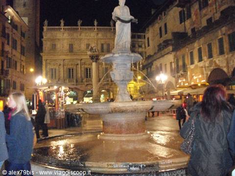 The Madonna Verona fountain lights up Piazza delle Erbe at night