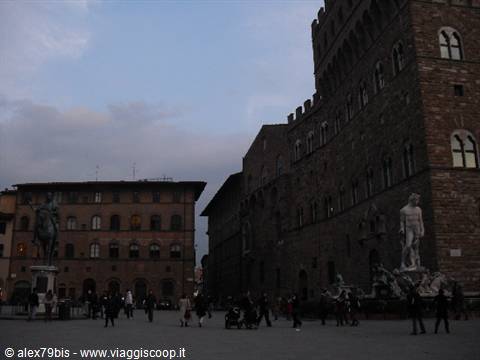 Piazza della Signoria in Florence: Palazzo Vecchio, Neptune fountain and people at dusk