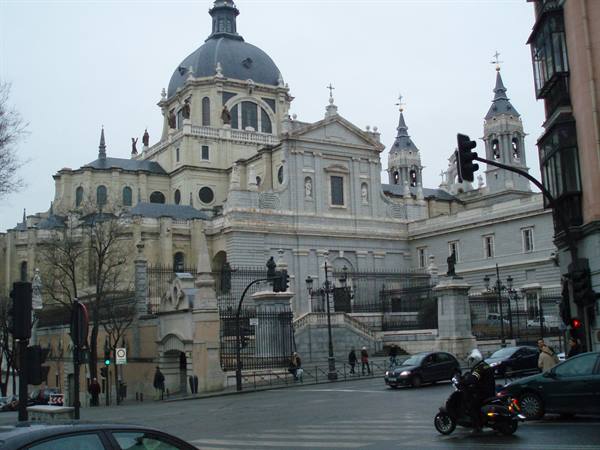 Almudena Cathedral in Madrid, grey dome, traffic and traffic lights in foreground