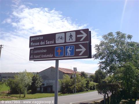 Brown signs point to Nuson dei Sassi trail and Sant'Antonio walk
