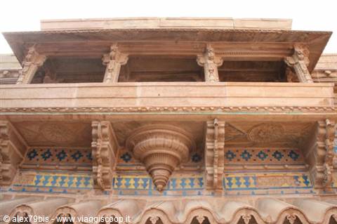 Carved sandstone balcony with brackets and painted tiles, Gwalior fort