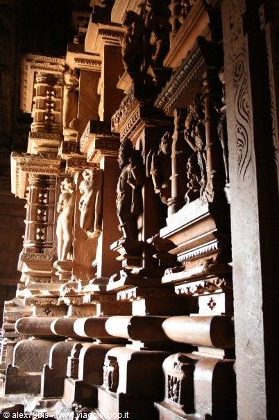 Sandstone carvings of deities on the temple walls of Khajuraho