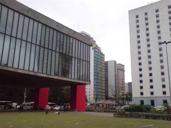 MASP in São Paulo: museum suspended on red pillars, glass and concrete