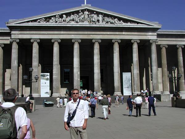 Tourist in front of the Ionic columns of the British Museum