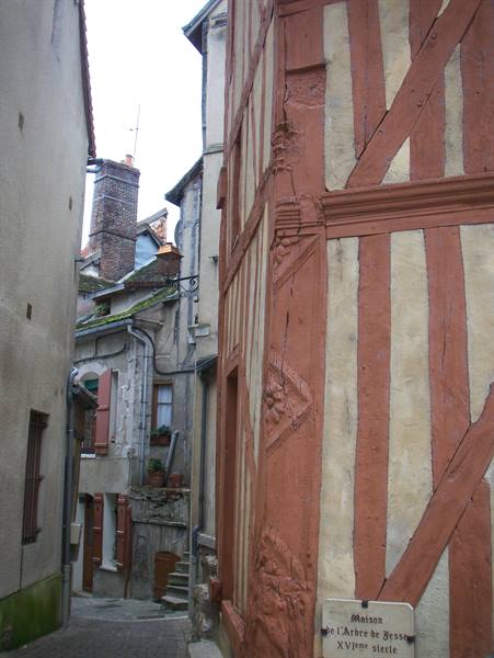 Red half-timbered house, Maison de l'Arbre de Jessé, medieval alley