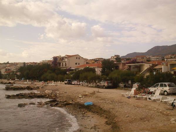 the houses right on the beach