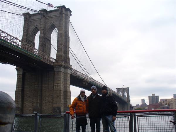HERE WE ARE UNDER THE BROOKLYN BRIDGE.... FANTASTIC!!!!!!