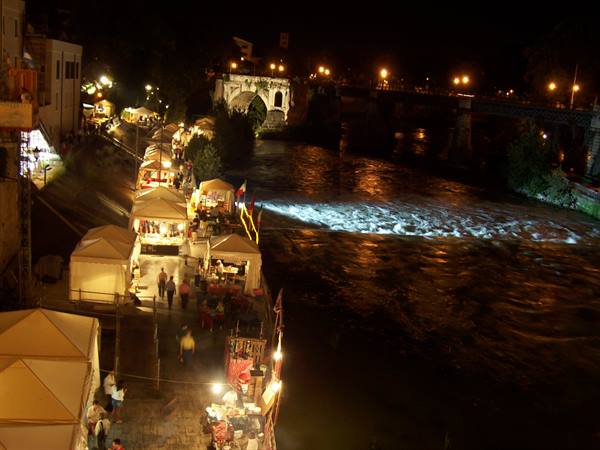 Little bars along the Tiber
