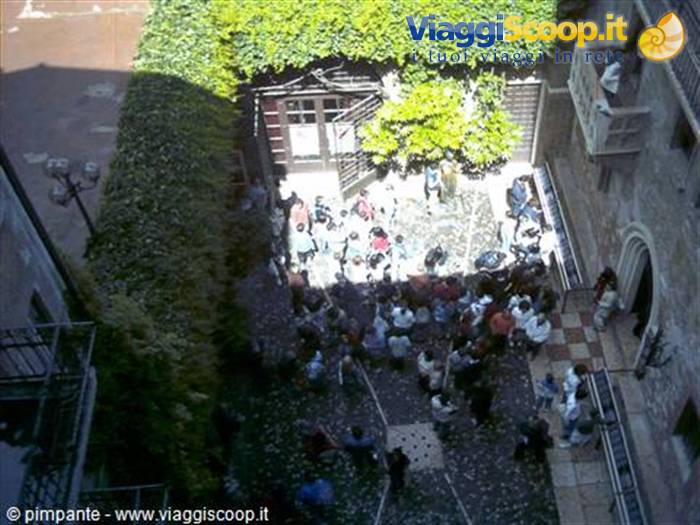 Crowds fill Juliet's House courtyard in Verona beneath the famous balcony