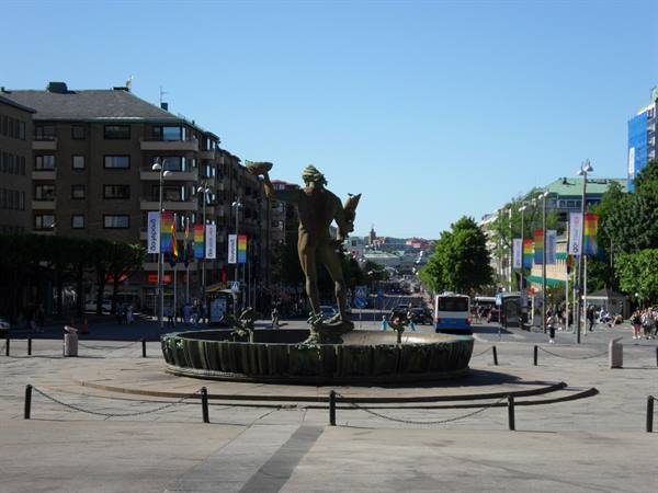 VIEW FROM THE START OF THE AVENUE