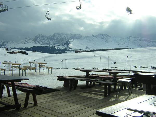 LUNCH AT AN OPEN-AIR CHALET